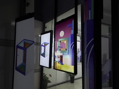 65 Inç Yüksek Parlaklık Çift Taraflı LCD Ekran 2500nits Güneş Işığı Okulabilir