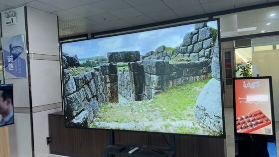 86 inç 2000 nit 4K Büyük IP55 Su Geçirmez Dış Mekan TV Duvar Montajı
